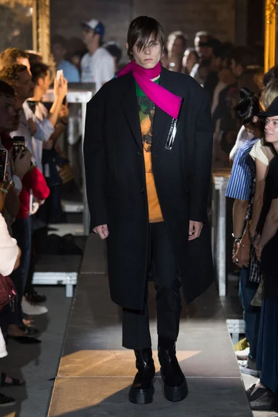 Look 19